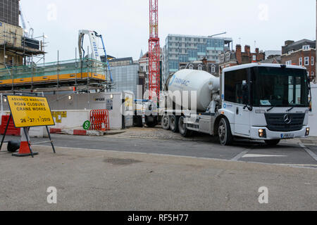 Eine Warteschlange von Tarmac DAF Trucks warten Ihr vor zu entladen - gemischte Beton in die Grundlagen der LSE Marshall Gebäude in Lincoln's Inn Fields, London Stockfoto