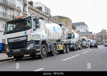 Eine Warteschlange von Tarmac DAF Trucks warten Ihr vor zu entladen - gemischte Beton in die Grundlagen der LSE Marshall Gebäude in Lincoln's Inn Fields, London Stockfoto