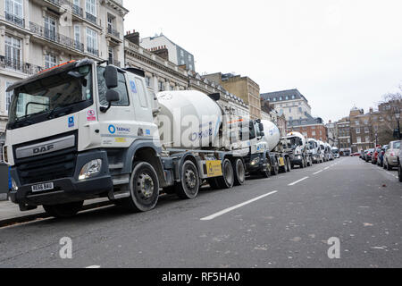 Eine Warteschlange von Tarmac DAF Trucks warten Ihr vor zu entladen - gemischte Beton in die Grundlagen der LSE Marshall Gebäude in Lincoln's Inn Fields, London Stockfoto