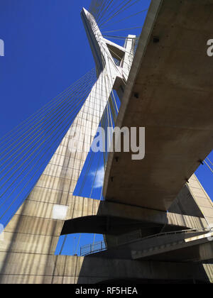 Moderne Architektur. Moderne Brücken. Stockfoto