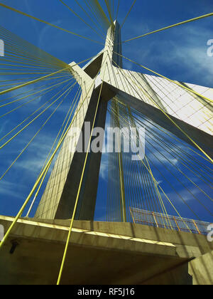 Moderne Architektur. Moderne Brücken. Die Verbindung von zwei verschiedenen Punkten. Schrägseilbrücke der Welt, Sao Paulo, Brasilien, Südamerika. Stockfoto