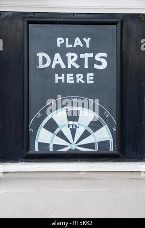 Nahaufnahme eines Play Darts hier ein Kreidedartbrett vor einem Pub in London, England, Großbritannien Stockfoto