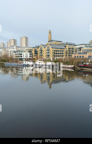 Hausboote auf der Themse mit dem neuen Kew Bridge Road, das Entwicklung in den Vordergrund und Brentford Türme Wohnsiedlung im Hintergrund Stockfoto