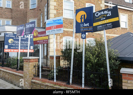 Immobilienmakler zu Platten außerhalb der Immobilie in SW London, Großbritannien Stockfoto