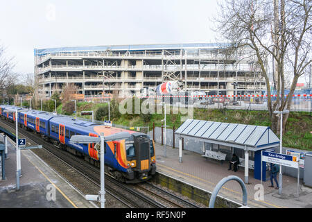 Kew Bridge Station mit dem neuen Brentford Gemeinschaft Stadium, die Heimat von Brentford Football Club, im Hintergrund aufgebaut wird. Stockfoto