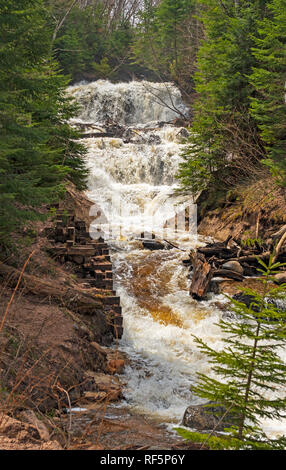 Dramatische Sable fällt im Wald von abgebildeten Rocks National Lakeshore in Michigan Stockfoto