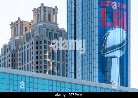 Super Bowl LIII Grafiken schmücken die ikonischen Weston Peachtree Plaza Tower in der Innenstadt von Atlanta, Georgia vor dem Super Bowl 2019. (USA) Stockfoto