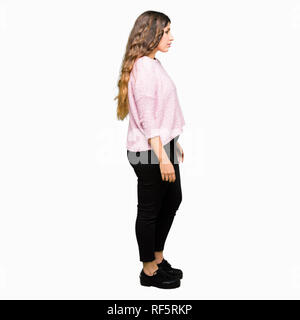 Junge schöne Frau tragen rosa Pullover Suche zu Seite, entspannen Profil mit natürliches Gesicht mit selbstbewussten Lächeln darstellen. Stockfoto