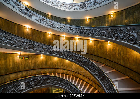 Vatikan - 16.Oktober 2018. Bramante Treppe in den Vatikanischen Museen. Die doppelhelix Treppe ist der berühmte Reiseziel von Vatikan und Roma. Stockfoto