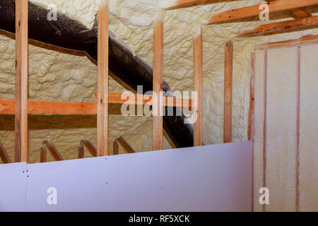 Innendämmung der Wand in Holz- Haus, Gebäude im Bau Stockfoto