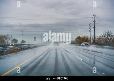 Das Fahren auf der Autobahn an einem regnerischen Tag mit geringen Sichtbarkeit; nasser Fahrbahn; South San Francisco Bay Area. Stockfoto