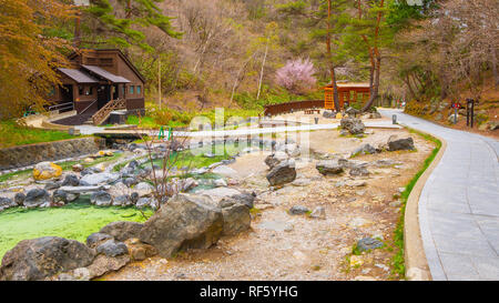 Gunma, Japan - 27. April 2018: Sainokawara Park in einem Tal in der Nähe von Kusatsu gelegen, bietet eine entspannte Atmosphäre mit heißer Frühling und Wanderwege in der Stockfoto