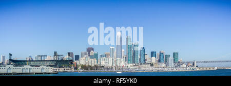 In San Francisco neue Skyline vom Wasser an einem sonnigen und klaren Tag gesehen Stockfoto