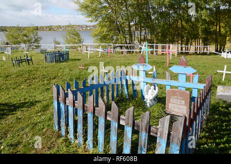 Ein Friedhof in der Indigenen Cree First Nation Stadt Stanley Mission, an den Ufern des Churchill River, nördliche Saskatchewan, Kanada. Stockfoto