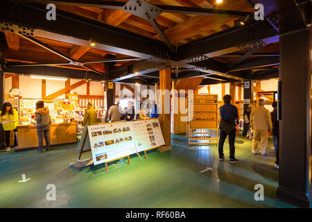 Hirosaki, Japan - 23 April 2018: Nicht identifizierte Personen innerhalb des Hirosaki Burg Turm, es ist das einzige Schloss in der Edo Periode in Th bauen Stockfoto