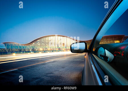 Beschleunigung Auto durch die Stadt. Stockfoto