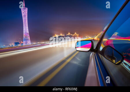 Beschleunigung Auto durch die Stadt. Stockfoto