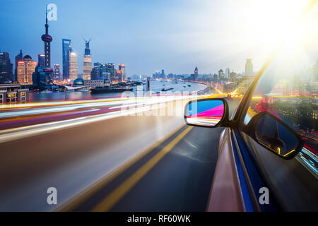 Beschleunigung Auto durch die Stadt. Stockfoto