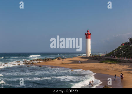 Umhlanga Rocks, Südafrika, August 5, 2017: Blick auf den Strand entlang in Richtung Leuchtturm. Stockfoto