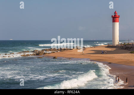 Umhlanga Rocks, Südafrika, August 5, 2017: Blick auf den Strand entlang in Richtung Leuchtturm. Stockfoto