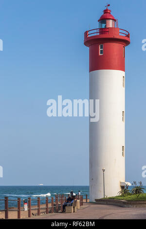 Umhlanga Rocks, Südafrika, August 5, 2017: Blick entlang der Promenade in Richtung Leuchtturm. Stockfoto