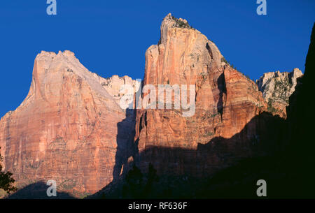 USA, Utah, Zion National Park, morgen Licht auf dem Berg Abraham (links) und Mount Isaac (rechts) in den Hof des Patriarchen; Zion Canyon. Stockfoto