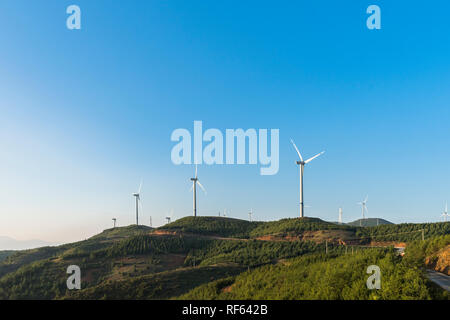 Windkraftanlage auf dem Gipfel des Berges Yunnan China. Stockfoto