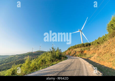 Windkraftanlage auf dem Gipfel des Berges Yunnan China. Stockfoto