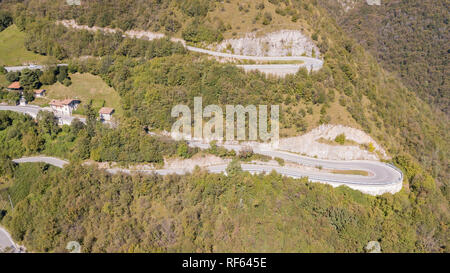 Geschehen Luftaufnahme von der Straße in Italien aus dem Dorf Nembro zu Selvino. Stockfoto