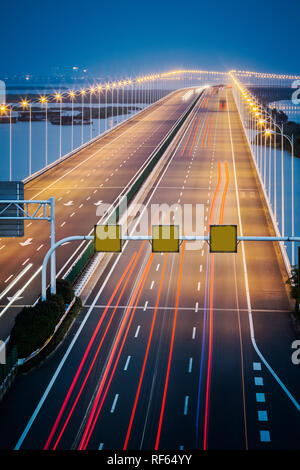 Straße in der Nacht, Luftbild in Shanghai, China. Stockfoto