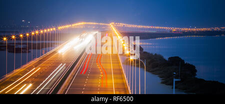 Straße in der Nacht, Luftbild in Shanghai, China. Stockfoto