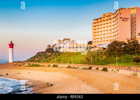 Umhlanga Rocks, Südafrika, 30. August 2016: Blick auf den Strand entlang in Richtung Leuchtturm. Stockfoto