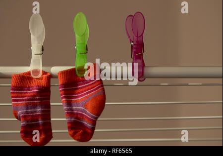 Trocknen Familie wäsche Socken auf Wäscheständer Stockfoto