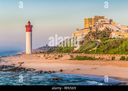 Umhlanga Rocks, Südafrika, 30. August 2016: Blick auf den Strand entlang in Richtung Leuchtturm. Stockfoto