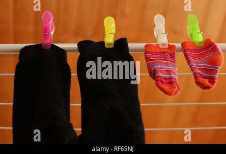 Trocknen Familie wäsche Socken auf Wäscheständer Stockfoto