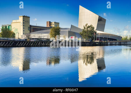2. November 2018: Salford Quays, Manchester, UK-Imperial War Museum North, im tiefen blauen Wasser des Manchester Ship Canal wider, auf ein Wunder Stockfoto