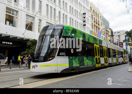 Melbourne E-Klasse Straßenbahn in der Bourke Street Mall außerhalb Myer Kaufhaus in CBD, Melbourne, Victoria, Australien 2018 Stockfoto