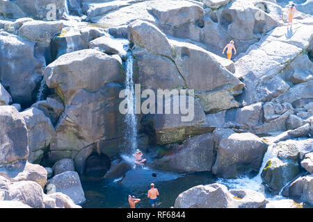 TAURANGA NEUSEELAND - 23. Januar 2019; malerische Wasserfälle bei mit Menschen genießen das kühle Wasser Erfahrungen an heißen Sommertag bei McLaren Falls Park Stockfoto