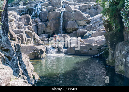 TAURANGA NEUSEELAND - 23. Januar 2019; malerische Wasserfälle bei mit Menschen genießen das kühle Wasser Erfahrungen an heißen Sommertag bei McLaren Falls Park Stockfoto