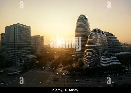 WangJing Soho Geschäftsviertel bei Sonnenuntergang in Peking, China. Stockfoto