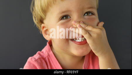 Cute Little Boy Punkt an seine Nase Stockfoto