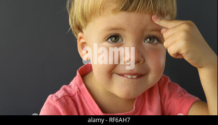 Junge mit einer Idee auf seiner Stirn Stockfoto