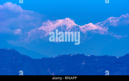 Kanchenjunga Bergkette mit Schnee von Kaluk, West Sikkim, Indien. Stockfoto