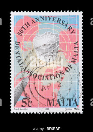 Briefmarke aus Malta, ein zahnmedizinisches Instrument und ein Zahn, zum 50. Jahrestag der zahnmedizinischen Verbindung von Malta. Stockfoto