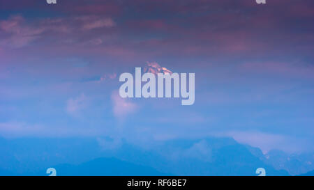 Kanchenjunga Bergkette mit Schnee von Kaluk, West Sikkim, Indien. Stockfoto