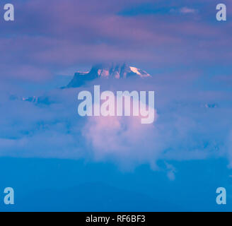 Kanchenjunga Bergkette mit Schnee von Kaluk, West Sikkim, Indien. Stockfoto