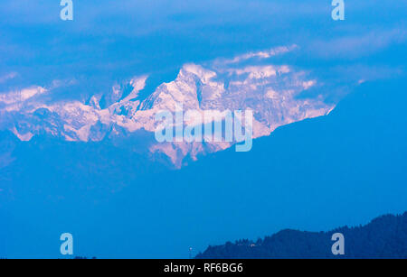 Kanchenjunga Bergkette mit Schnee von Kaluk, West Sikkim, Indien. Stockfoto