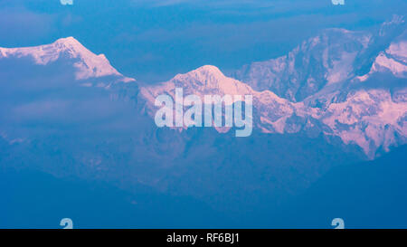 Kanchenjunga Bergkette mit Schnee von Kaluk, West Sikkim, Indien. Stockfoto