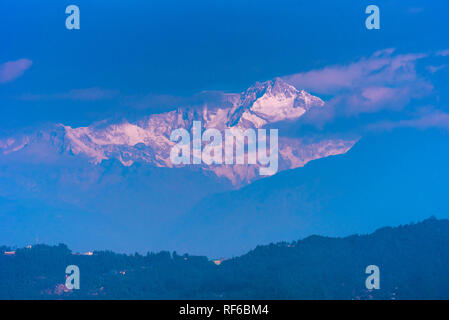 Kanchenjunga Bergkette mit Schnee von Kaluk, West Sikkim, Indien. Stockfoto