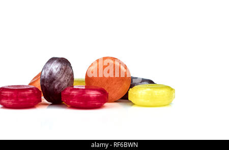 Medizinische Lutschtabletten zur Linderung Husten, Halsschmerzen und Rachen auf weißem Hintergrund. Husten und Erkältungen. Bunte Husten pastille. Rot, Stockfoto